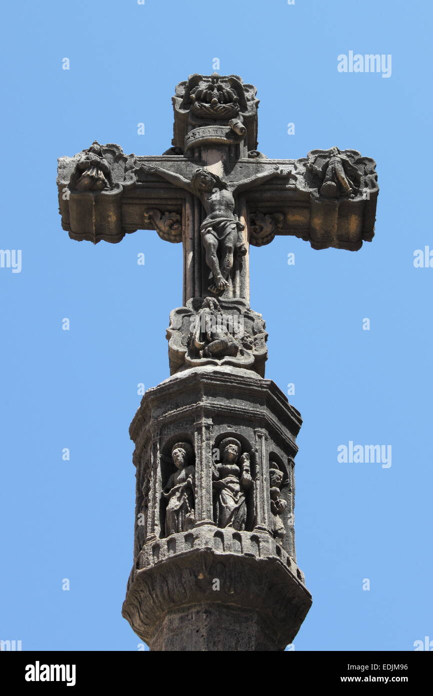 La pierre ancienne crucifix, symbole de la foi chrétienne Banque D'Images La pierre ancienne crucifix, symbole de la foi chrétienne Banque D'Images