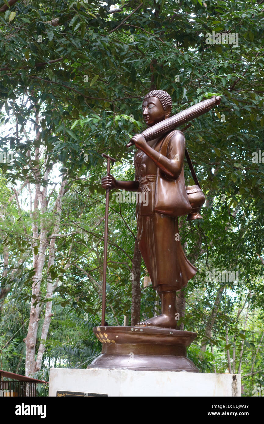 Statue en bronze de Bouddha comme pèlerin, Lanta Old Town temple bouddhiste, monastère de forêt, Koh Lanta Thaïlande, Asie du sud-est. Banque D'Images