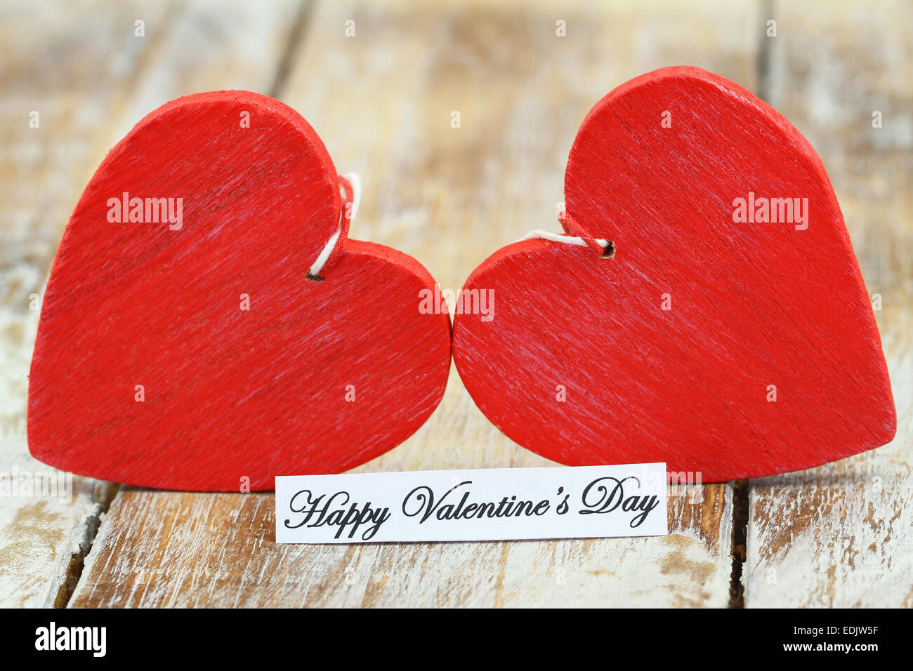 Happy Valentine's day card avec deux coeurs en bois rouge Banque D'Images