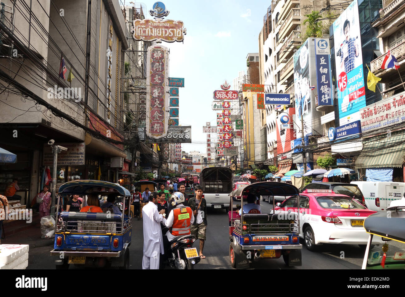 Taxi-mètre les taxis et tuk-tuks dans Chinatown à Yaowarat Road. Bangkok. La Thaïlande. En Asie du sud-est. Banque D'Images