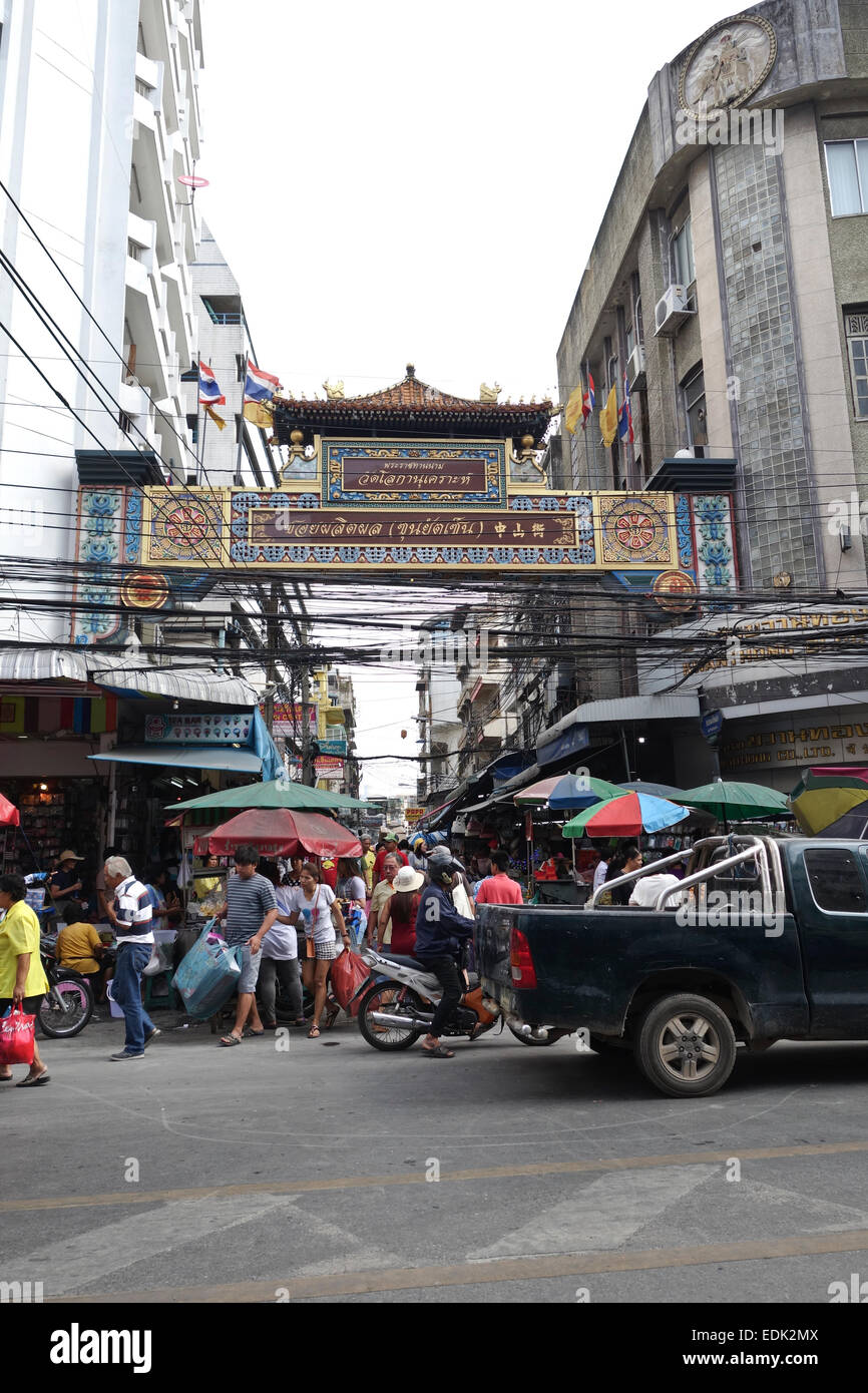 Passage de chinois à Chinatown Yaowarat Road. Bangkok. La Thaïlande. En Asie du sud-est. Banque D'Images