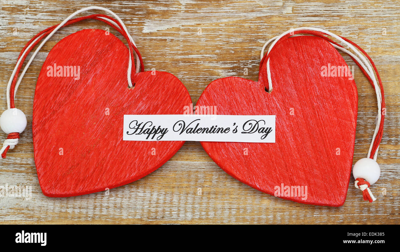 Bonne Saint-Valentin avec deux coeurs en bois rouge Banque D'Images