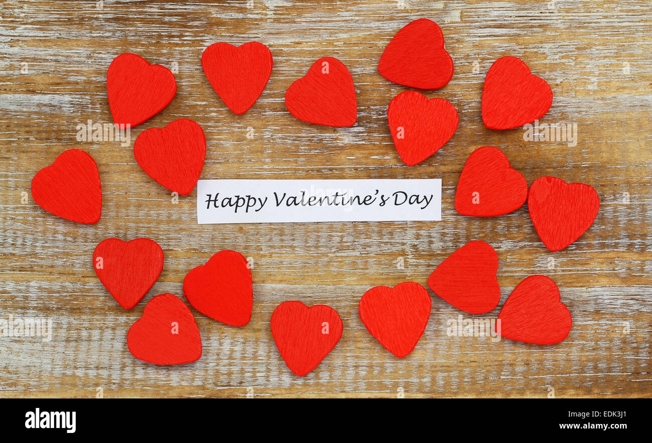 Bonne Saint-Valentin avec peu de coeurs en bois rouge Banque D'Images