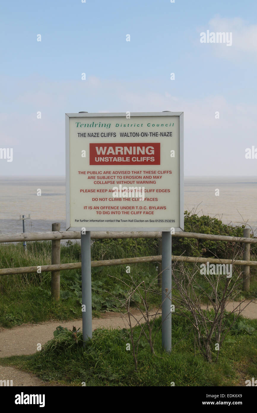 "Plusieurs falaises instables' signe sur chemin côtier, Walton-on-l'Essex,  ?, est de l'Angleterre Banque D'Images