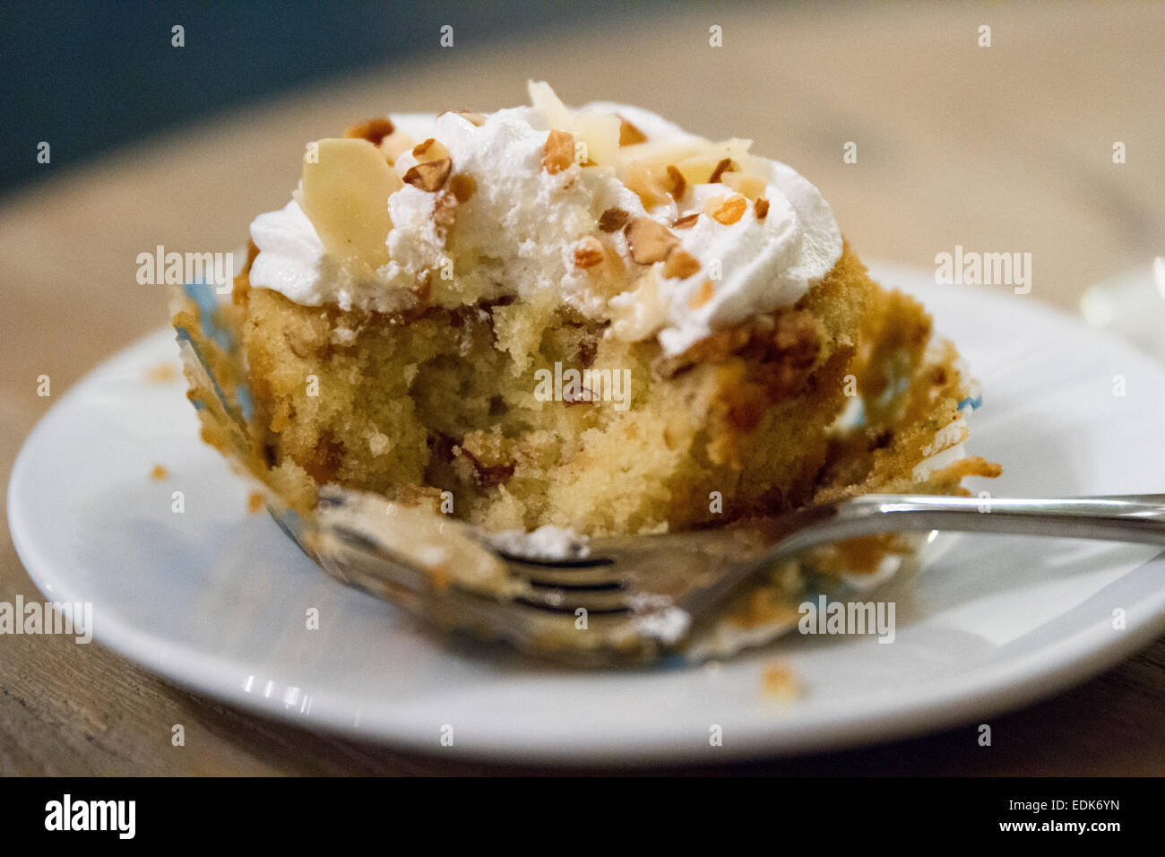 Morsure de Cupcake Banque D'Images