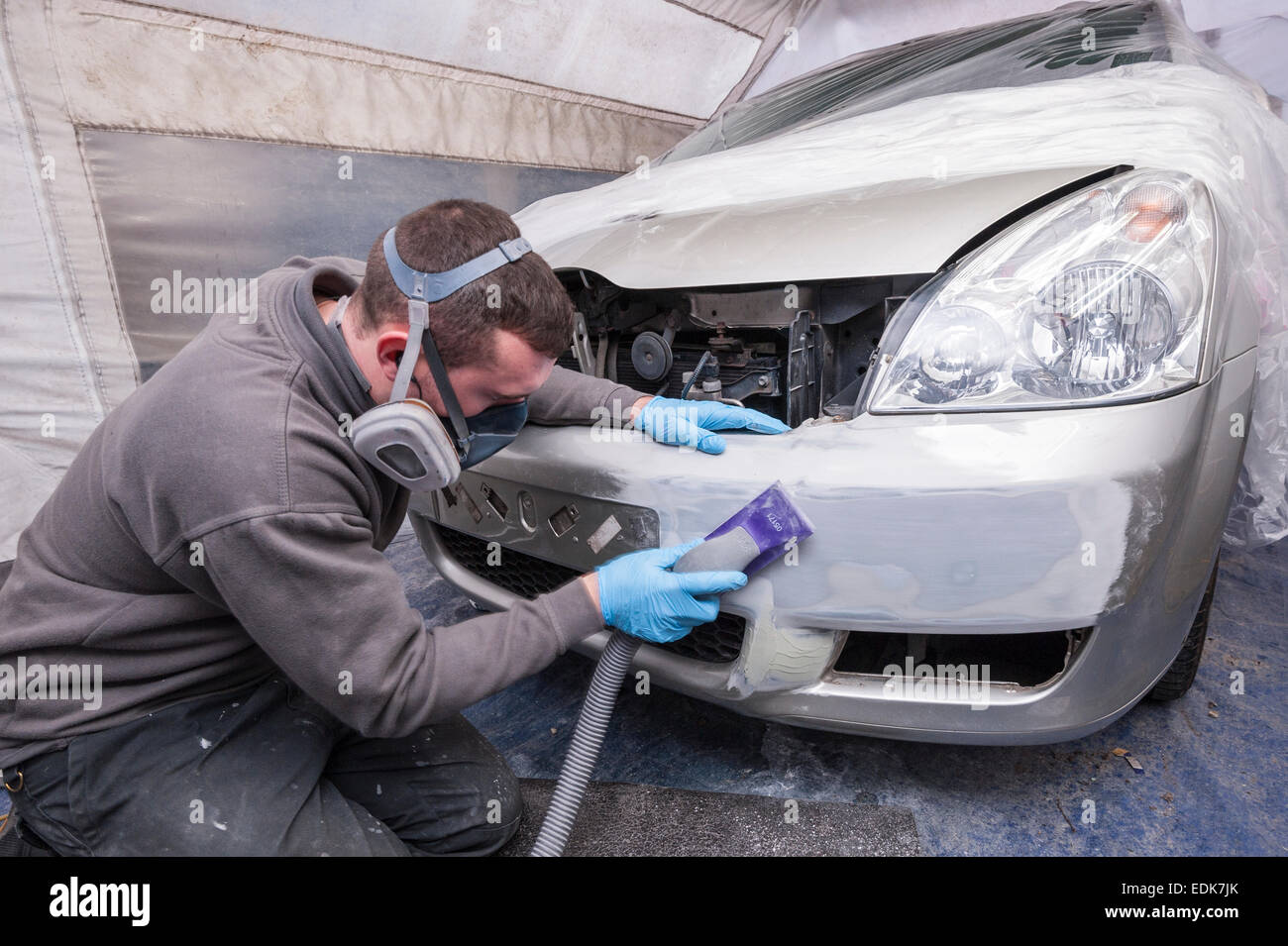 Un AutoRestore employé préparation à la pulvérisation d'une voiture à l'intérieur de la tente de pulvérisation portable il a apporté avec lui au Royaume-Uni Banque D'Images