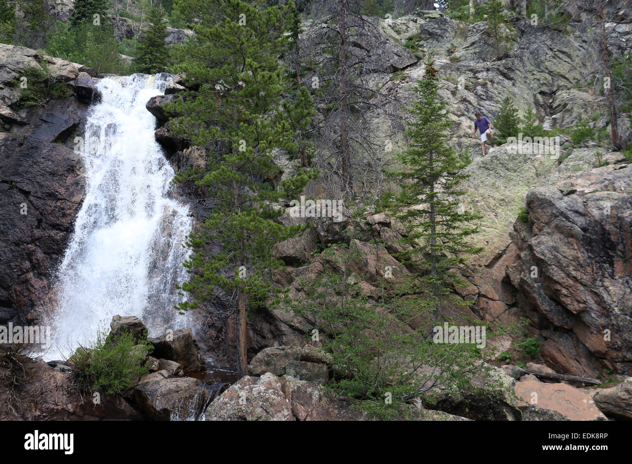 Les randonneurs en montagne cascade Colorado Banque D'Images