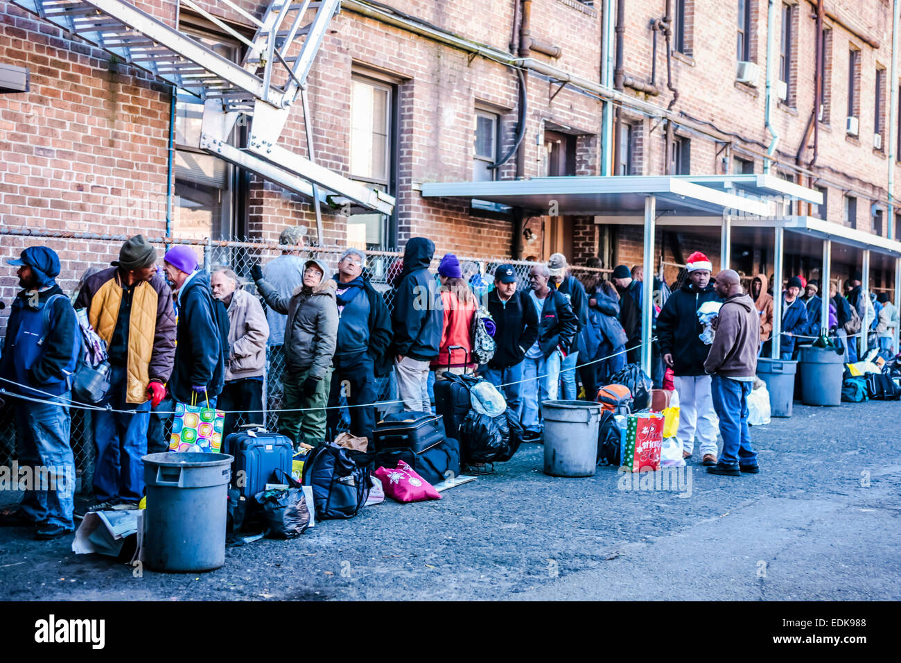 Les hommes sans-abri line gratuitement un repas chaud à un refuge de la ville de La Nouvelle-Orléans Banque D'Images