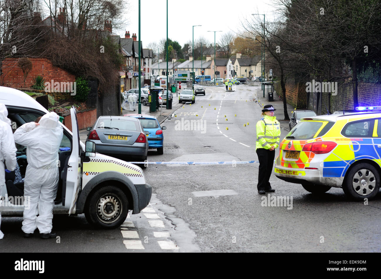 Nottingham, Royaume-Uni. Le 7 janvier, 2015. Des arrestations de la police après la fin de nuit sur la lutte des gangs Broxtowe Lane,Aspley involing plusieurs hommes d'armes et véhicules et .ont été saisis sur les lieux.Police demandent au public toute information à venir de l'avant . Credit : IFIMAGE/Alamy Live News Banque D'Images