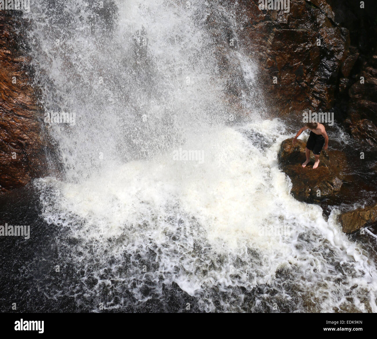 Les randonneurs en montagne cascade Colorado Banque D'Images