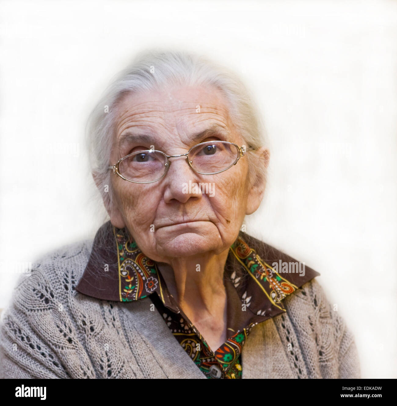 Portrait de vieille femme à lunettes avec des cheveux blancs Photo Stock -  Alamy