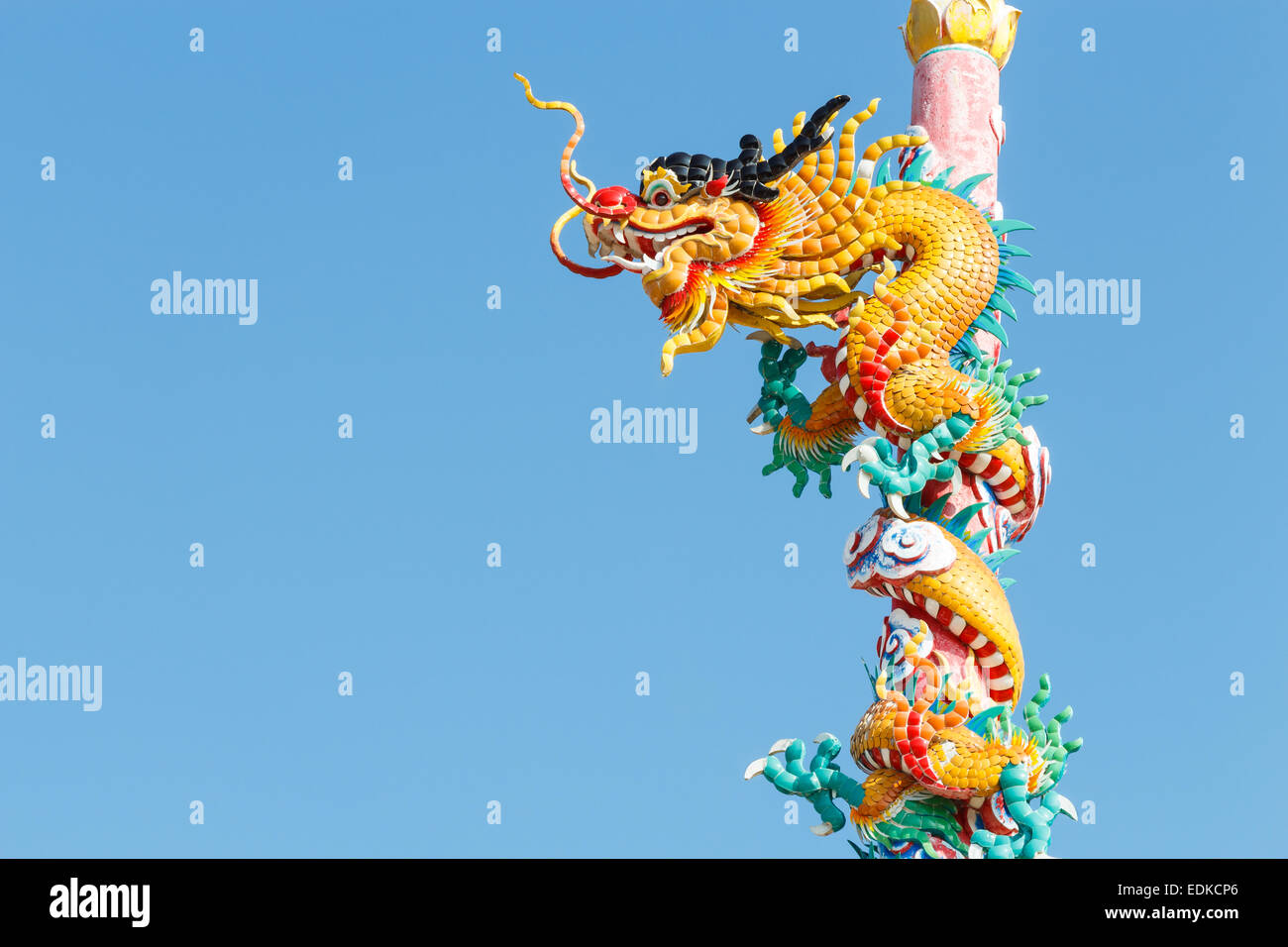L'ancienne statue de dragon d'or et bleu ciel pilier bind Banque D'Images