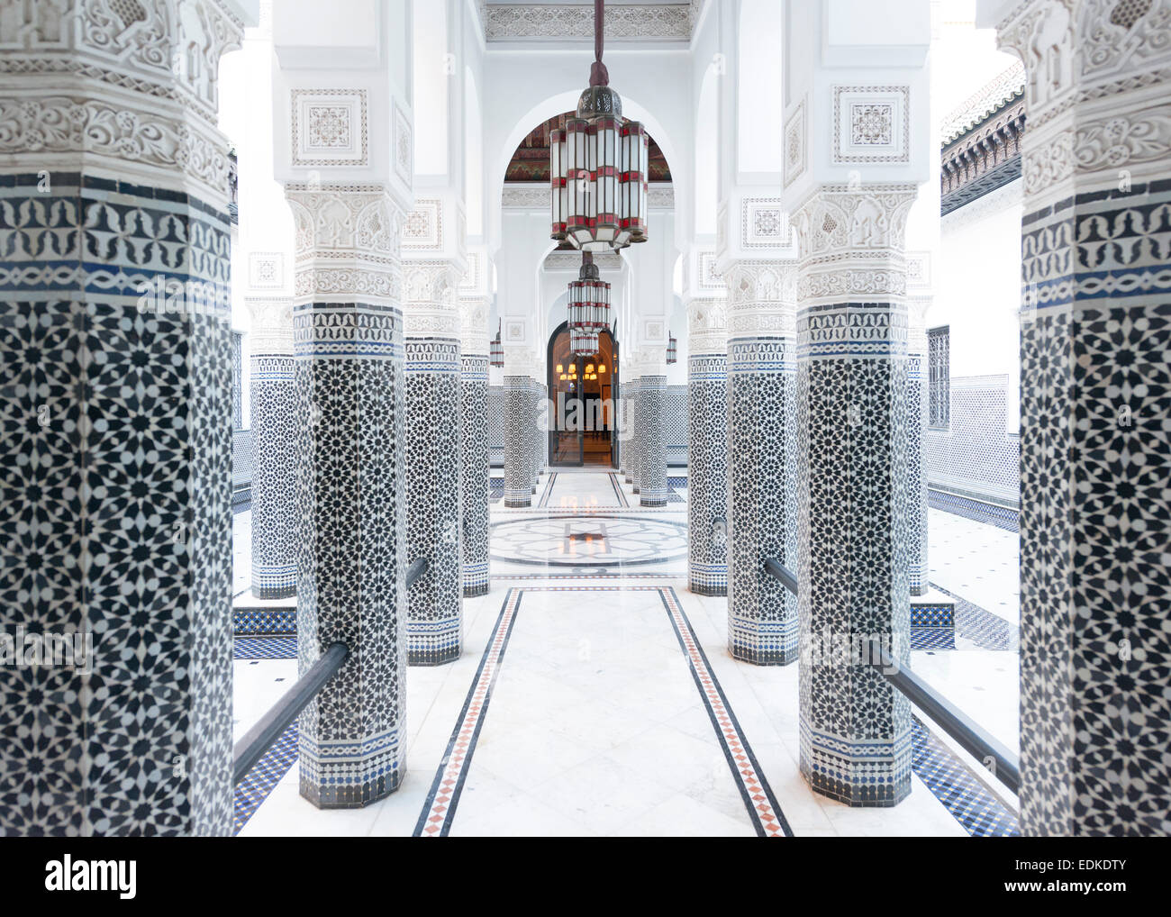 Riad marocain avec l'intérieur de l'atrium au carrelage. Banque D'Images