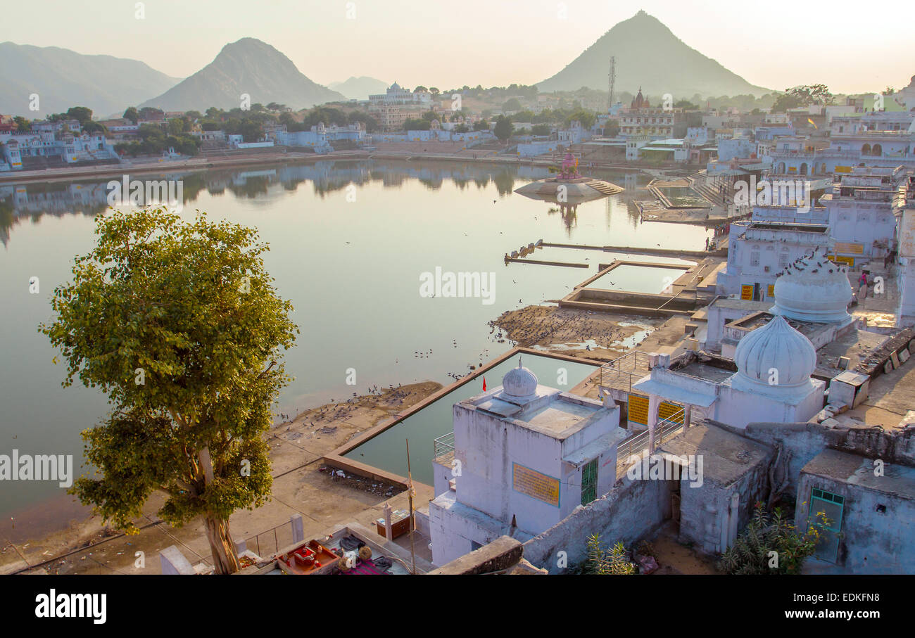 Pèlerins hindous sur Décembre 1, 2012 autour d'un lac sacré de Pushkar, Rajasthan, India Banque D'Images