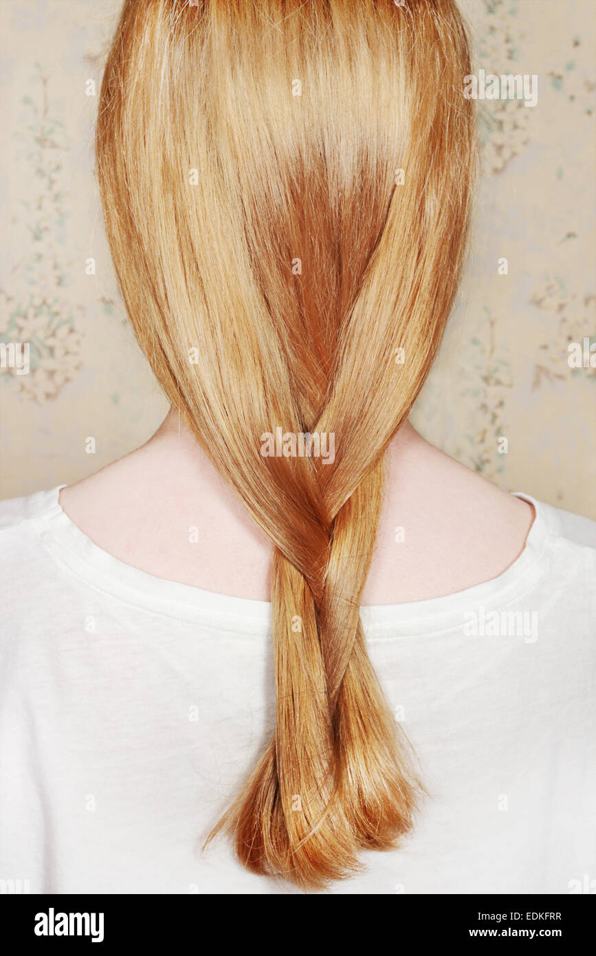 Jeune fille avec de longs cheveux blonds Banque D'Images