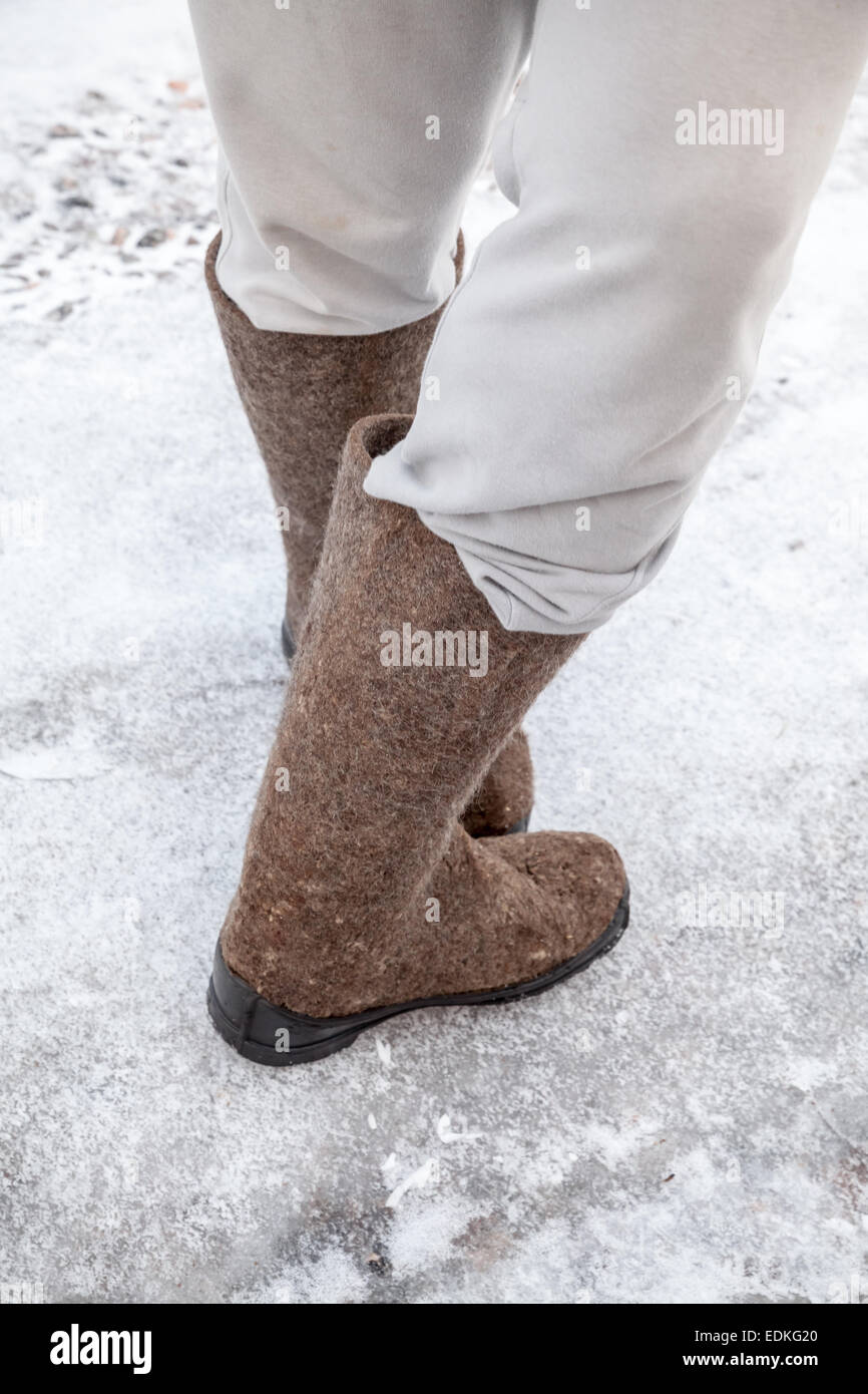 Pieds masculins traditionnels russes avec des bottes de feutre se tenir sur  la route d'hiver de neige et de glace Photo Stock - Alamy