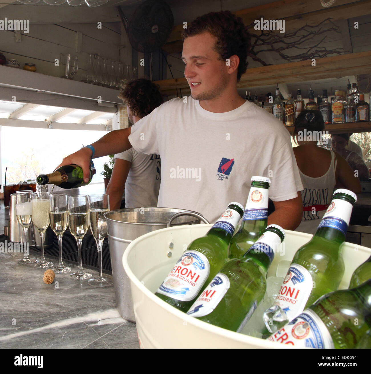 Les barmans au Club Peligoni Zante (Zante), Grèce Banque D'Images