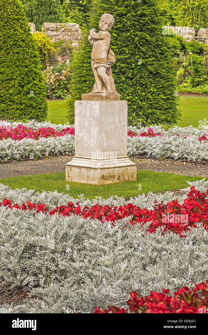 Statue dans les jardins Saint Fagan's Cardiff Glamorgan UK Banque D'Images