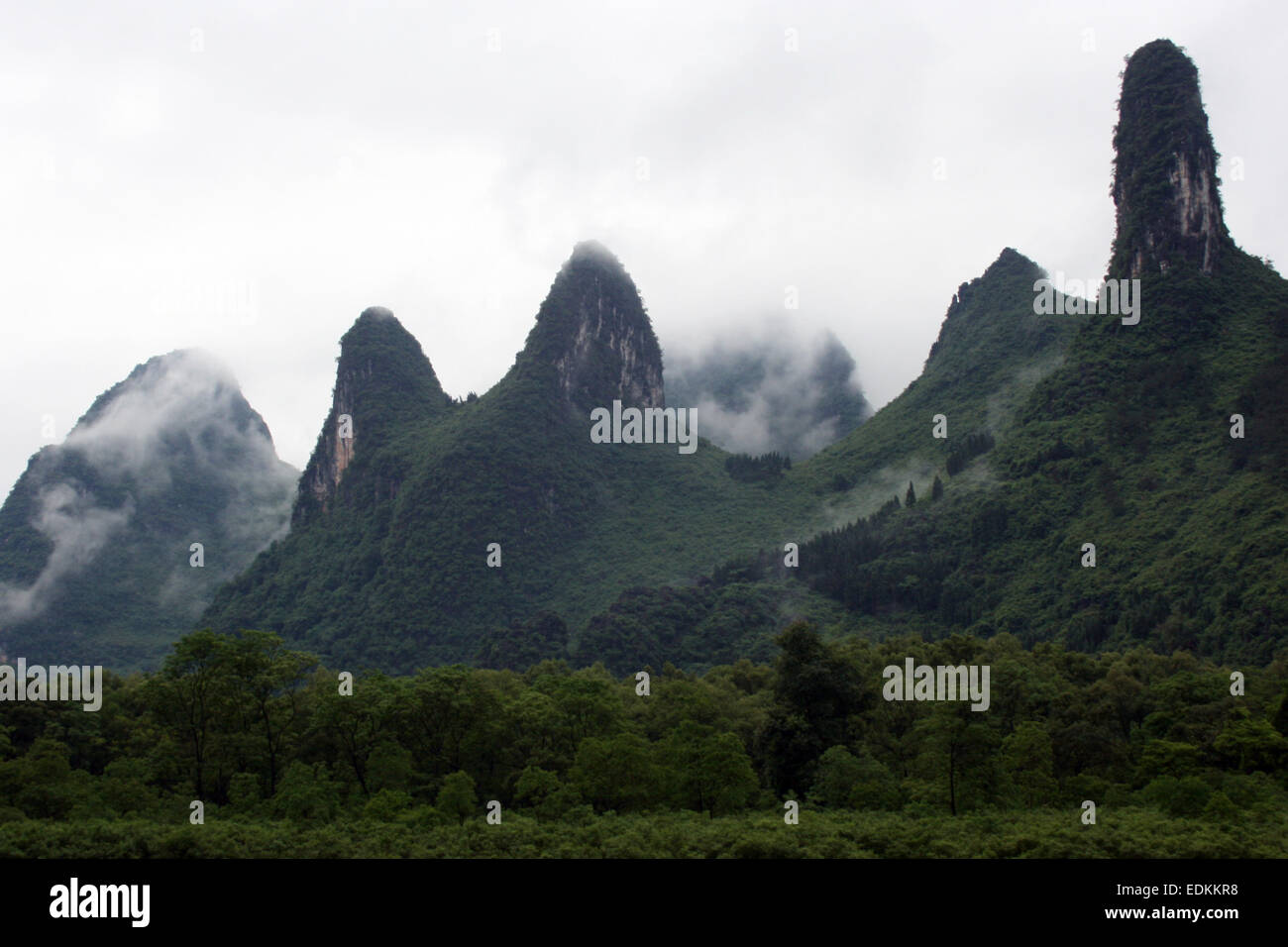 Montagnes karstiques le long de la rivière Li, dans le sud-ouest de la Chine Banque D'Images