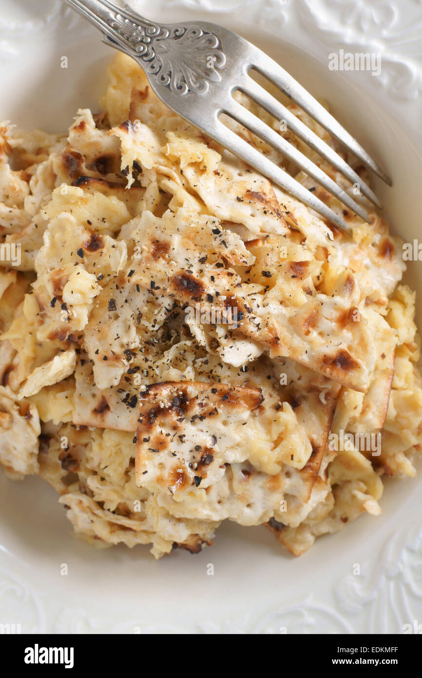 Matzo Brei une recette juive ashkénaze de l'azyme humecté avec œufs frits biscuits traditionnellement consommé à passer sur Banque D'Images