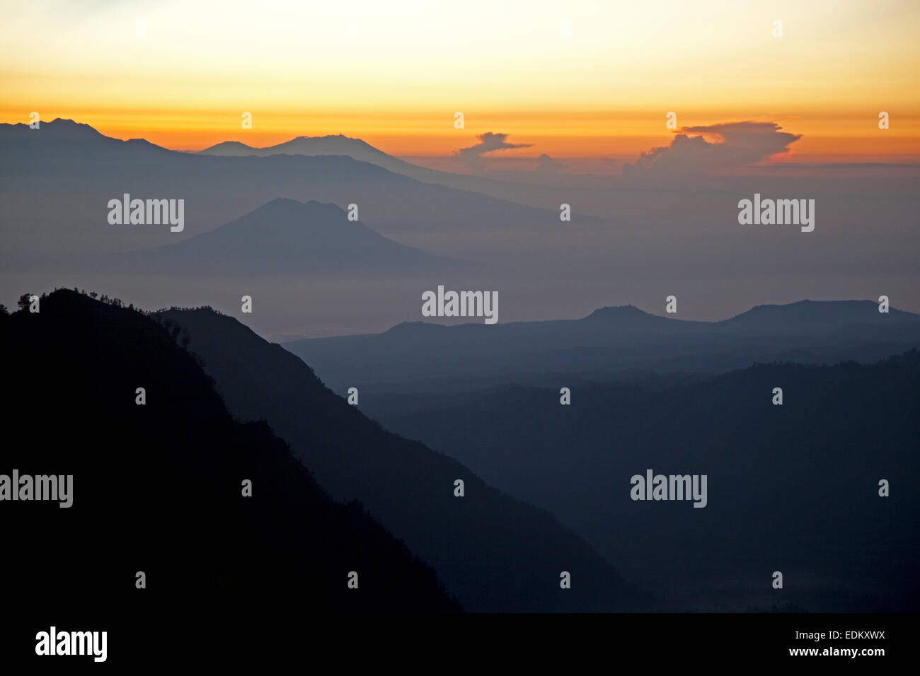 Lever du soleil vu depuis le Mont Bromo / Gunung Bromo, volcan actif et une partie de l'Tengger massif, l'Est de Java, Indonésie Banque D'Images