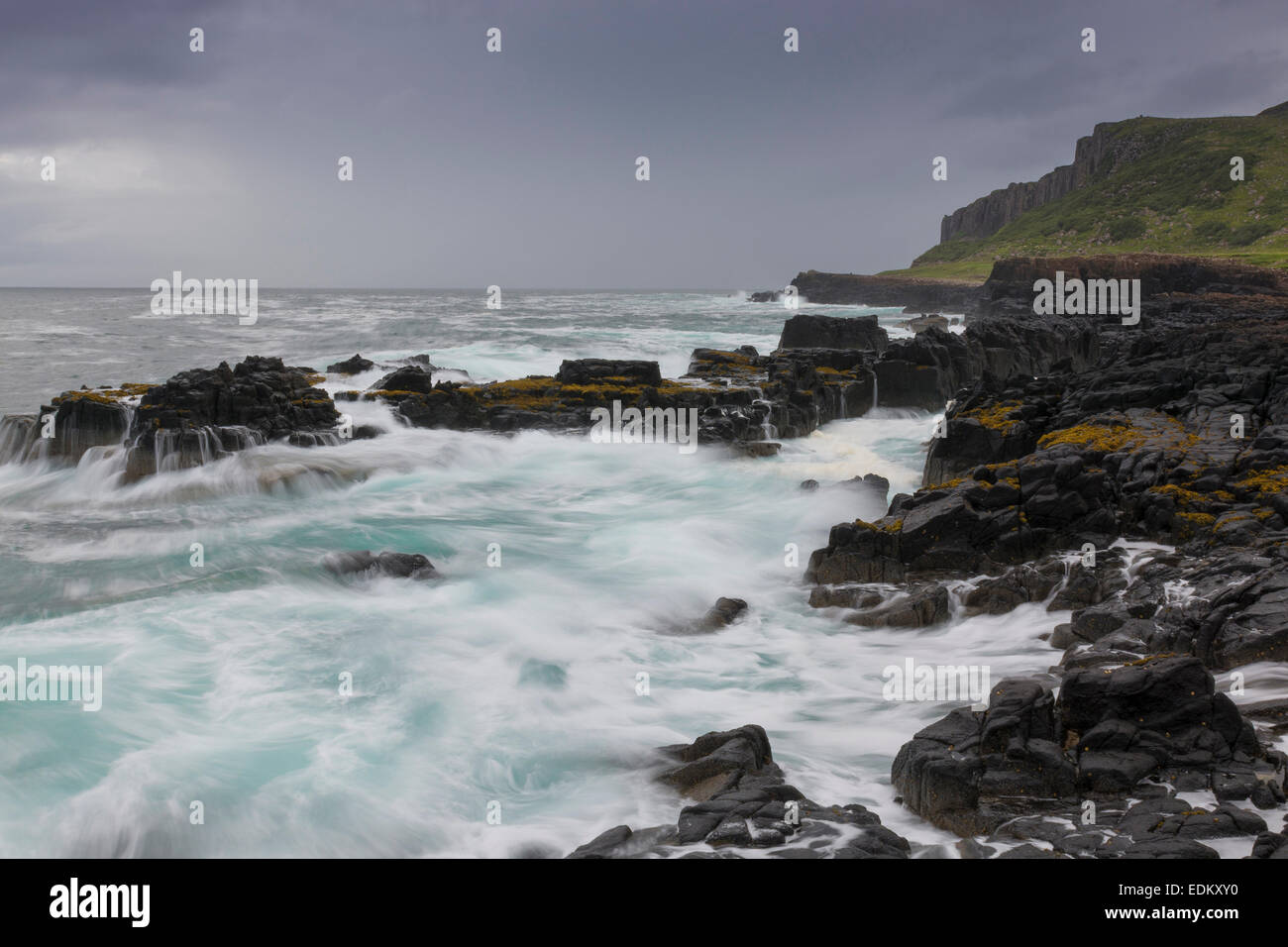 Rochers et mer déchaînée oban Isle of Skye Banque D'Images