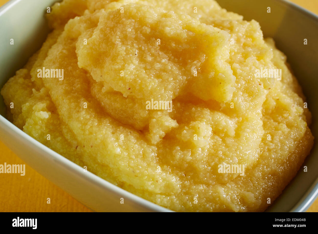 La polenta cuite, le pudding de semoule Italien Banque D'Images