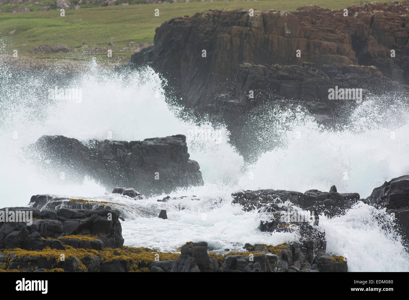 Rochers et mer déchaînée oban Isle of Skye Banque D'Images