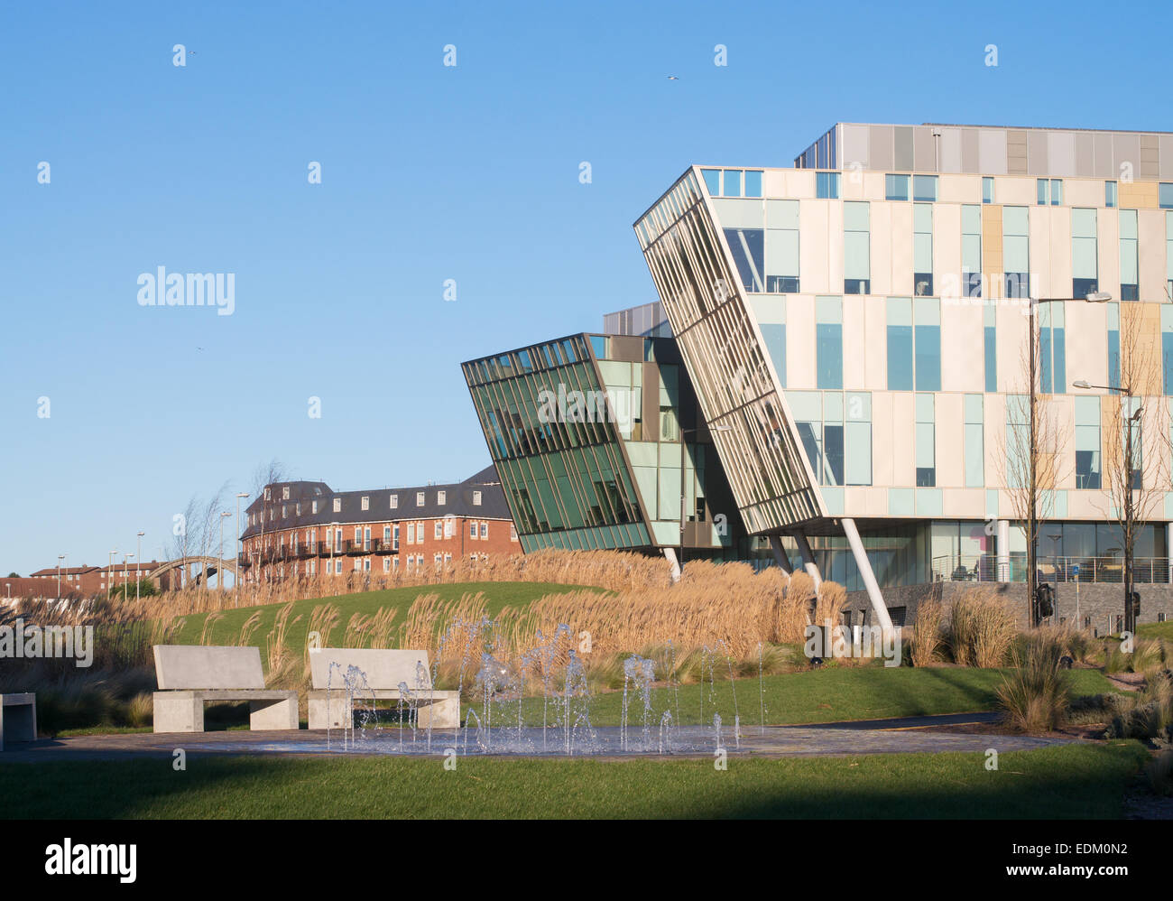 British Telecom Construction de South Shields avec fontaine à l'avant-plan North East England UK Banque D'Images