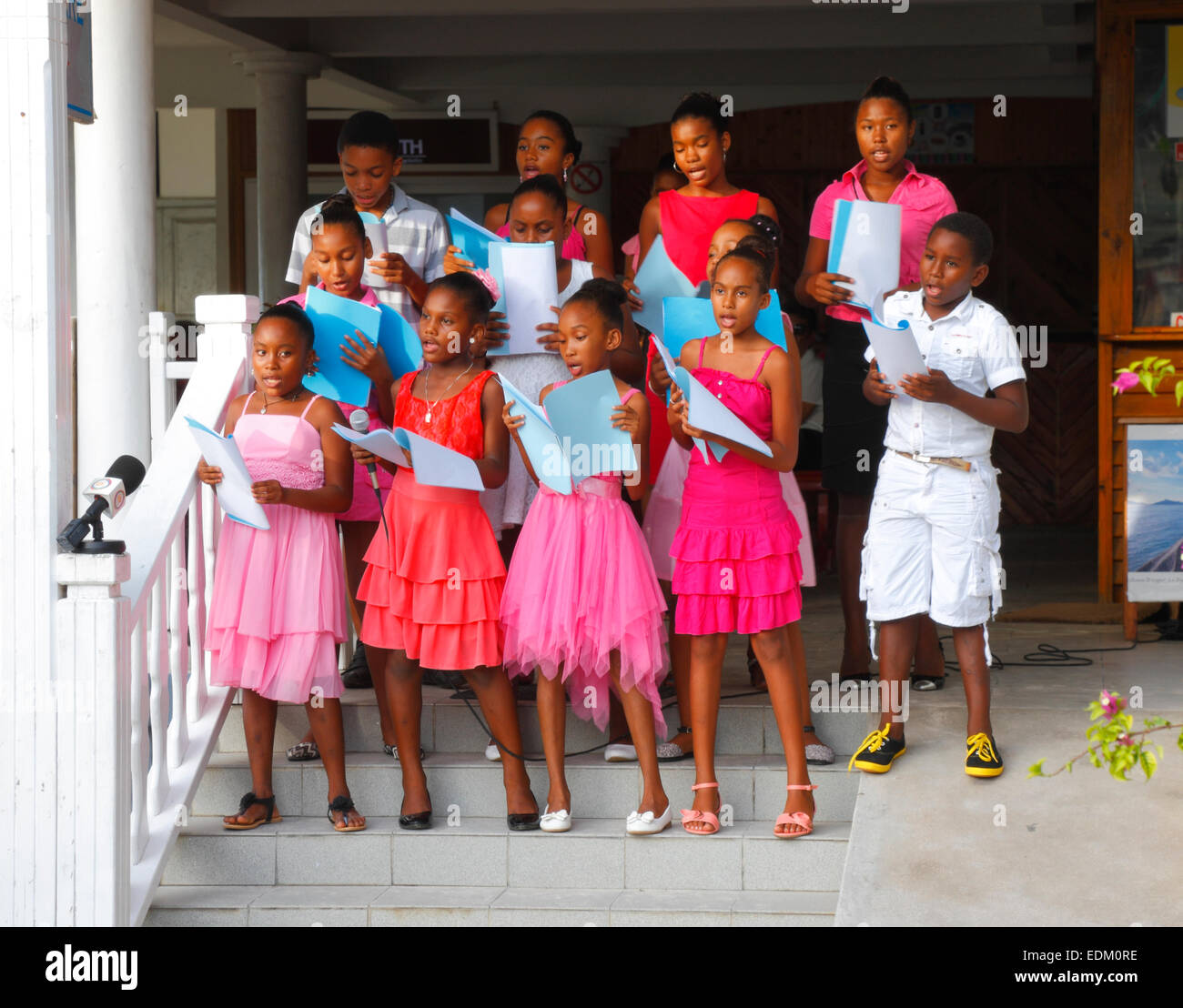 L'île des Seychelles, La Digue. Les enfants chantent des chansons de Noël. Banque D'Images