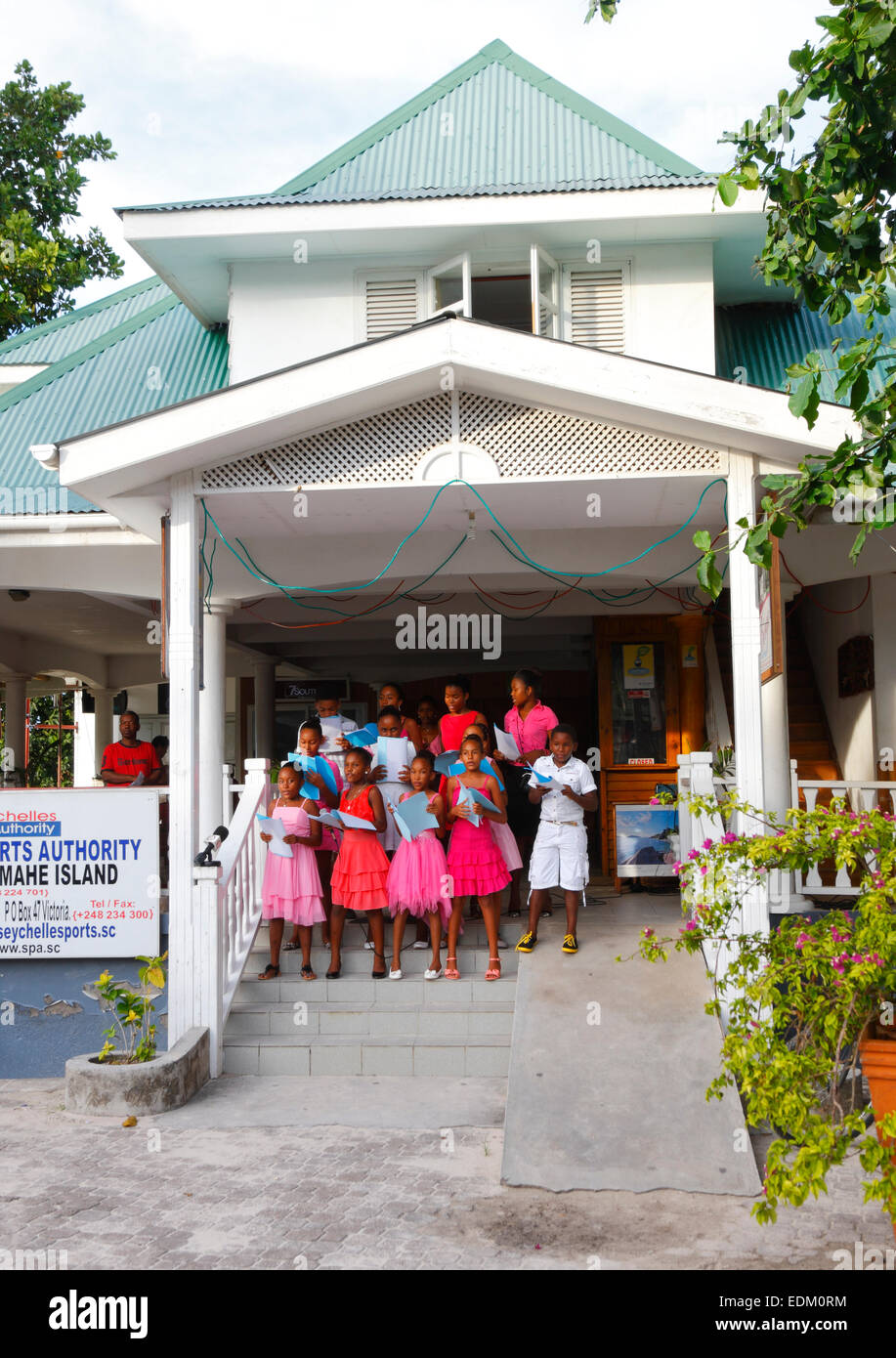 L'île des Seychelles, La Digue. Les enfants chantent des chansons de Noël. Banque D'Images