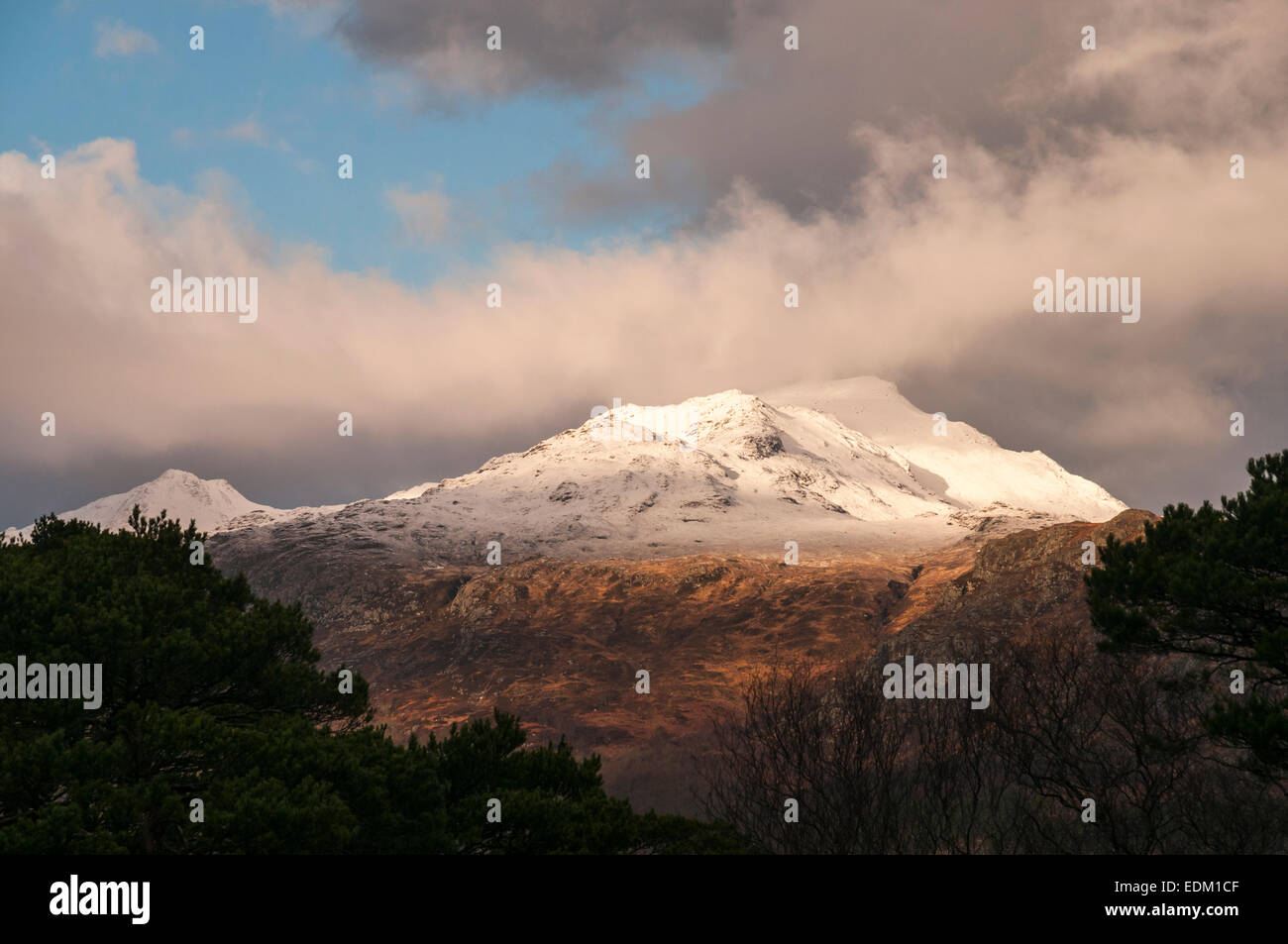 Beinn Lair et Beinn Airigh Charr éclairées par le soleil d'hiver, vu depuis le côté sud du Loch Maree, Wester Ross, Scotland. Banque D'Images