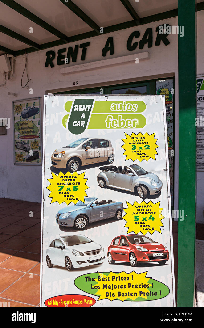Location de voiture affiche à l'extérieur de boutique, Playa Blanca, Lanzarote, îles Canaries, Espagne Banque D'Images