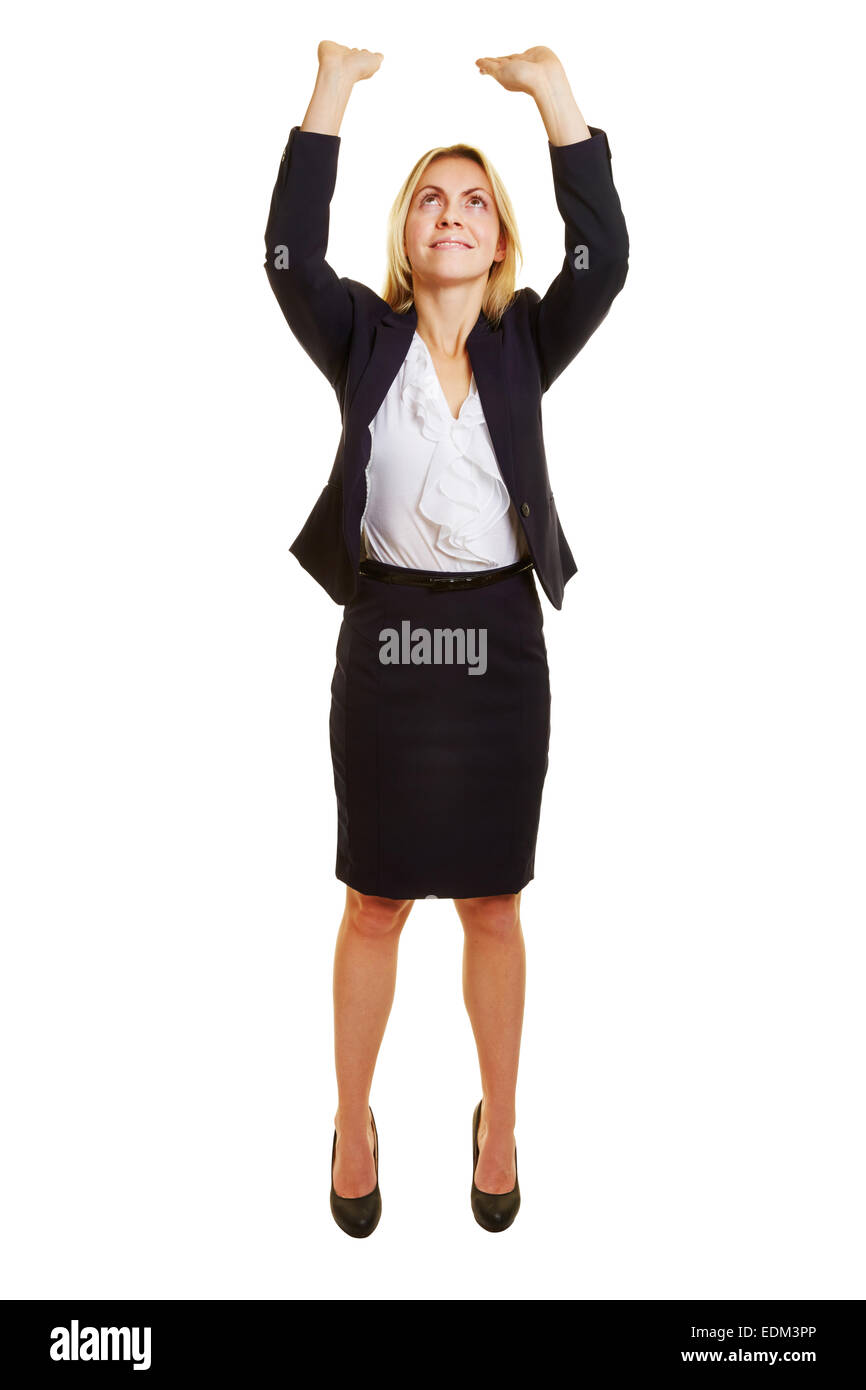 Femme d'affaires de l'objet imaginaire de levage au cours de sa tête Banque D'Images