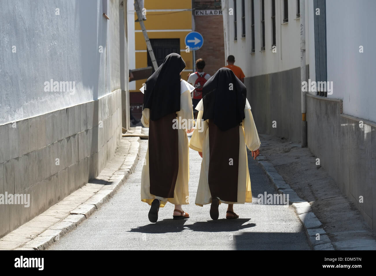 Deux religieuses marchant à travers Séville Espagne Banque D'Images