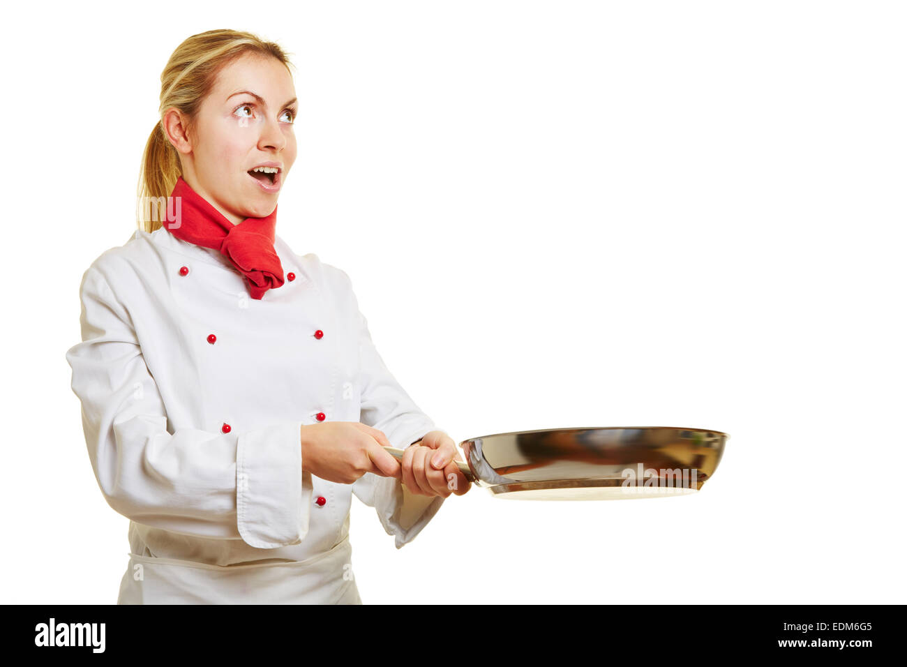 La femme comme chef cuisinier à la surprise tout en friture avec une casserole Banque D'Images