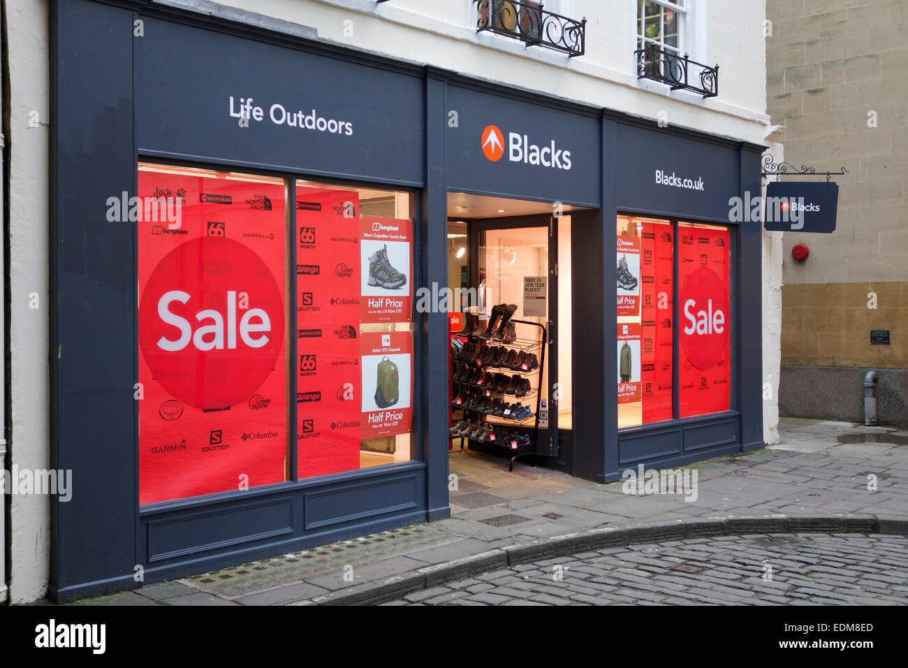 Avis de vente rouges affichés dans la vitrine extérieure Blacks détaillant, Bath, Angleterre, Royaume-Uni Banque D'Images