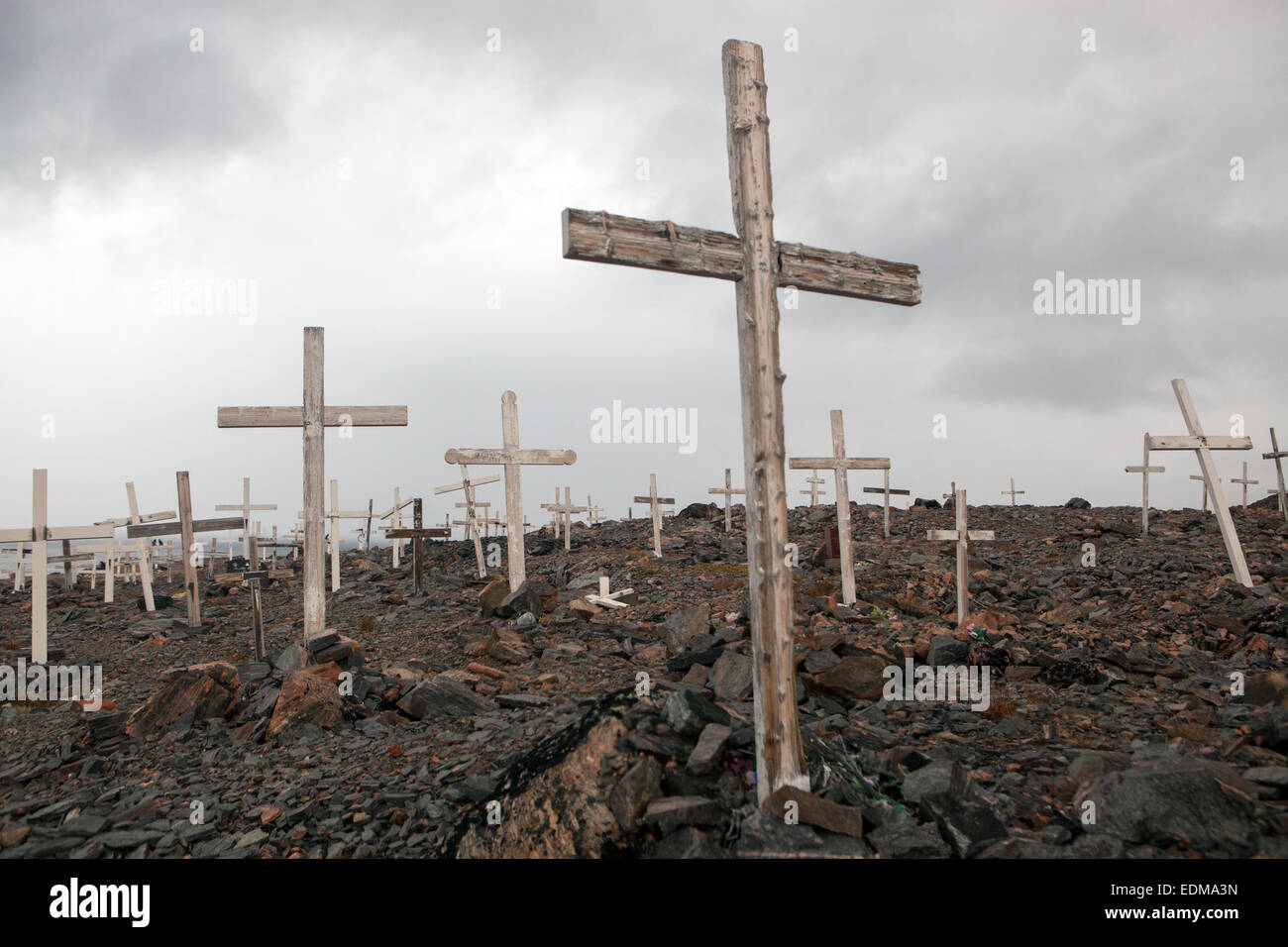 Un cimetière de la ville de Ittoqqortoormiit, Est du Groenland. Sur cette latitude nordique, la terre n'a pas de sol. Banque D'Images
