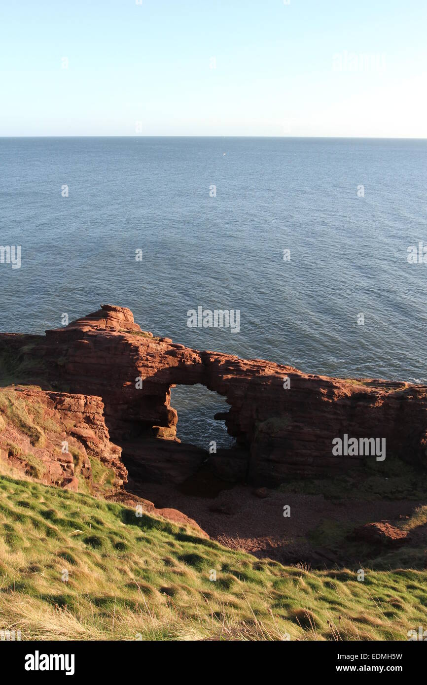 Aiguille e'e rock arch dans le grès rouge des falaises seaton angus scotland janvier 2015 Banque D'Images