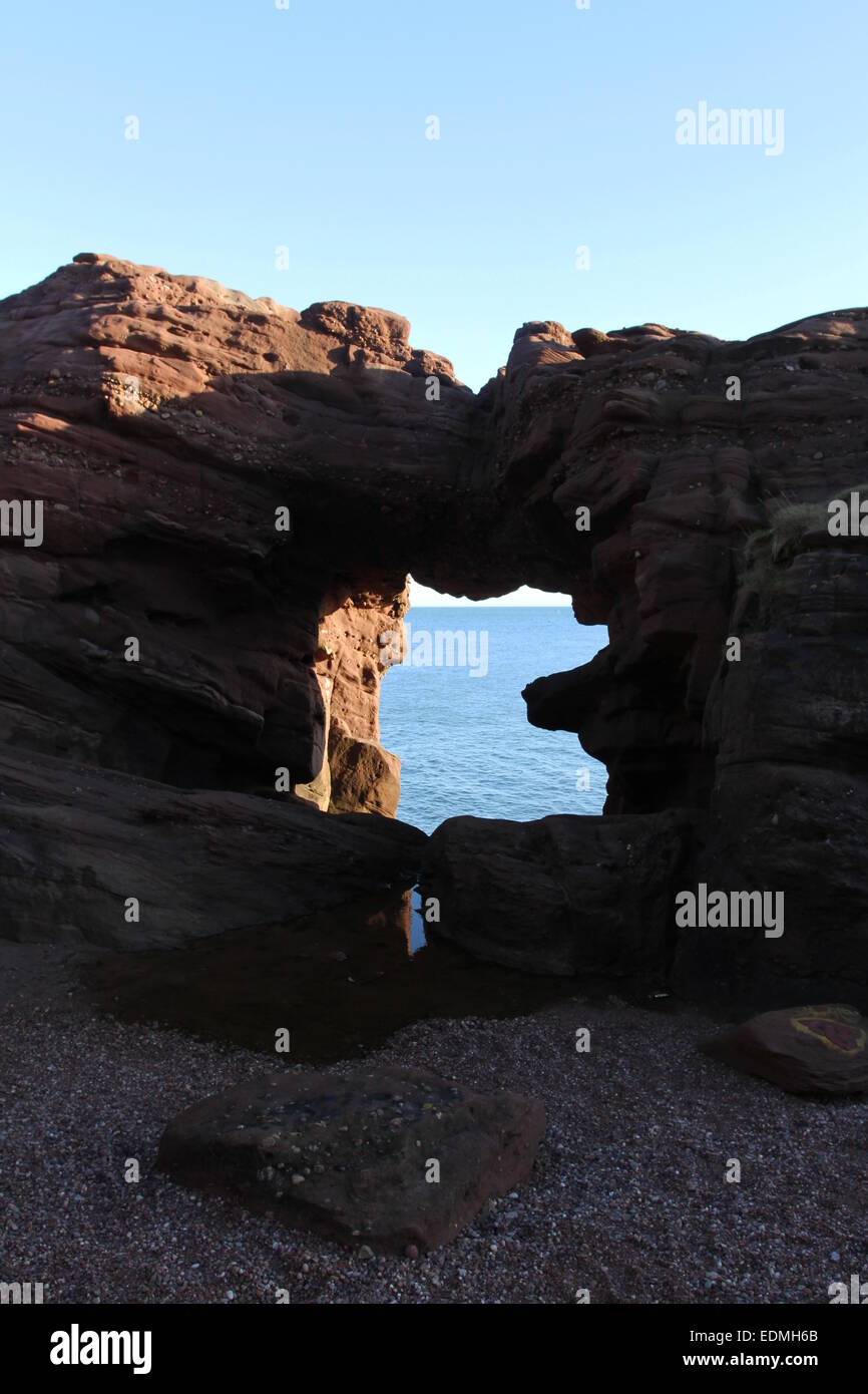 Aiguille e'e rock arch dans le grès rouge des falaises seaton angus scotland janvier 2015 Banque D'Images