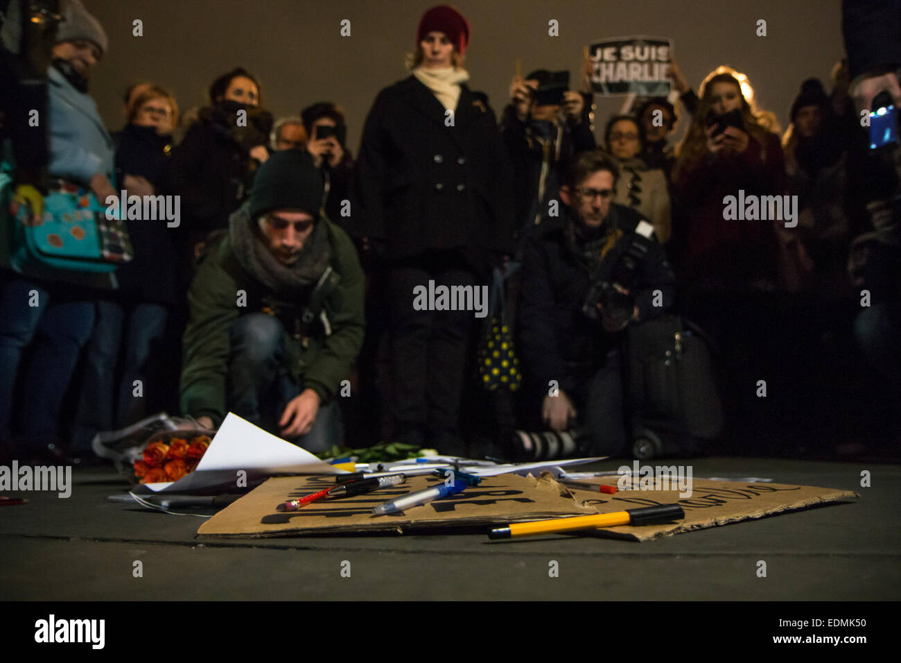 Londres, Royaume-Uni. 7 janvier, 2015. Les Londoniens se rassemblent à Trafalgar Square pour honorer le Charlie Hebdo Crédit : Zefrog victimes/Alamy Live News Banque D'Images