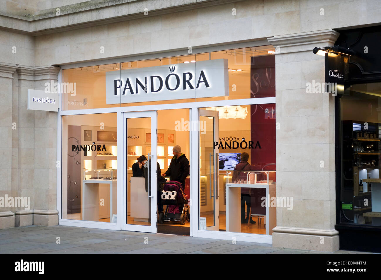 Gros plan sur l'extérieur du magasin Pandora à Bath, Angleterre, Royaume-Uni Banque D'Images