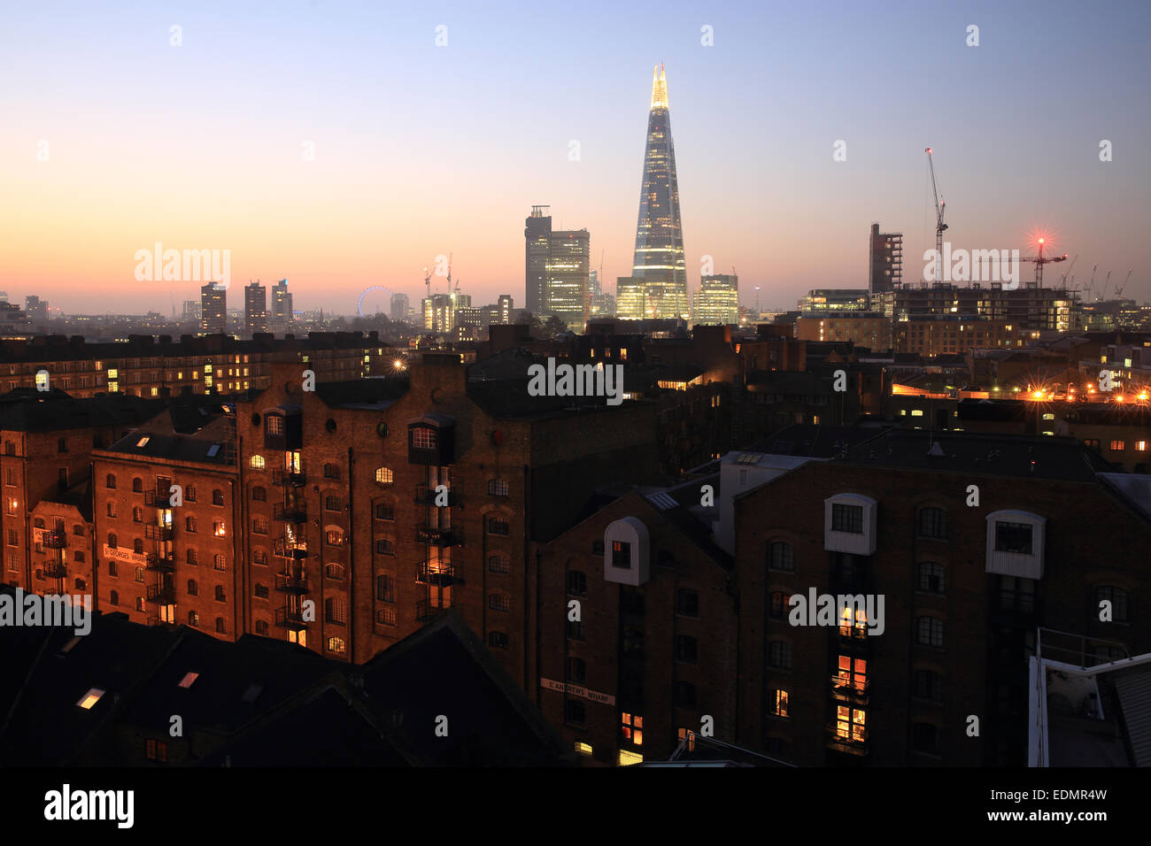 Le Shard au crépuscule à l'ouest de St George's Wharf à Southwark, SE London, England, UK Banque D'Images