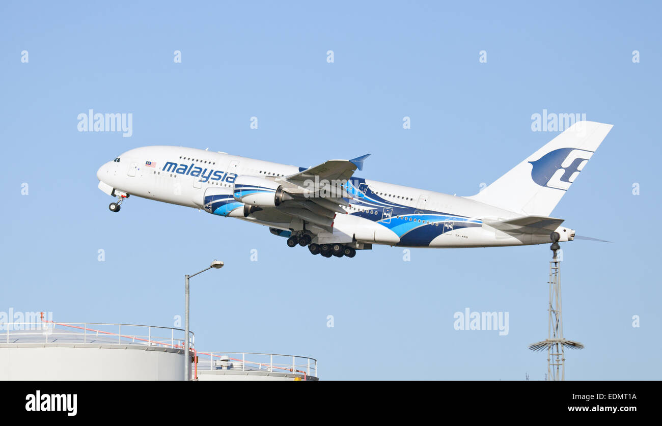 La Malaisie Airways Airbus A380 9M-MNB au départ de l'aéroport de Londres Heathrow LHR Banque D'Images