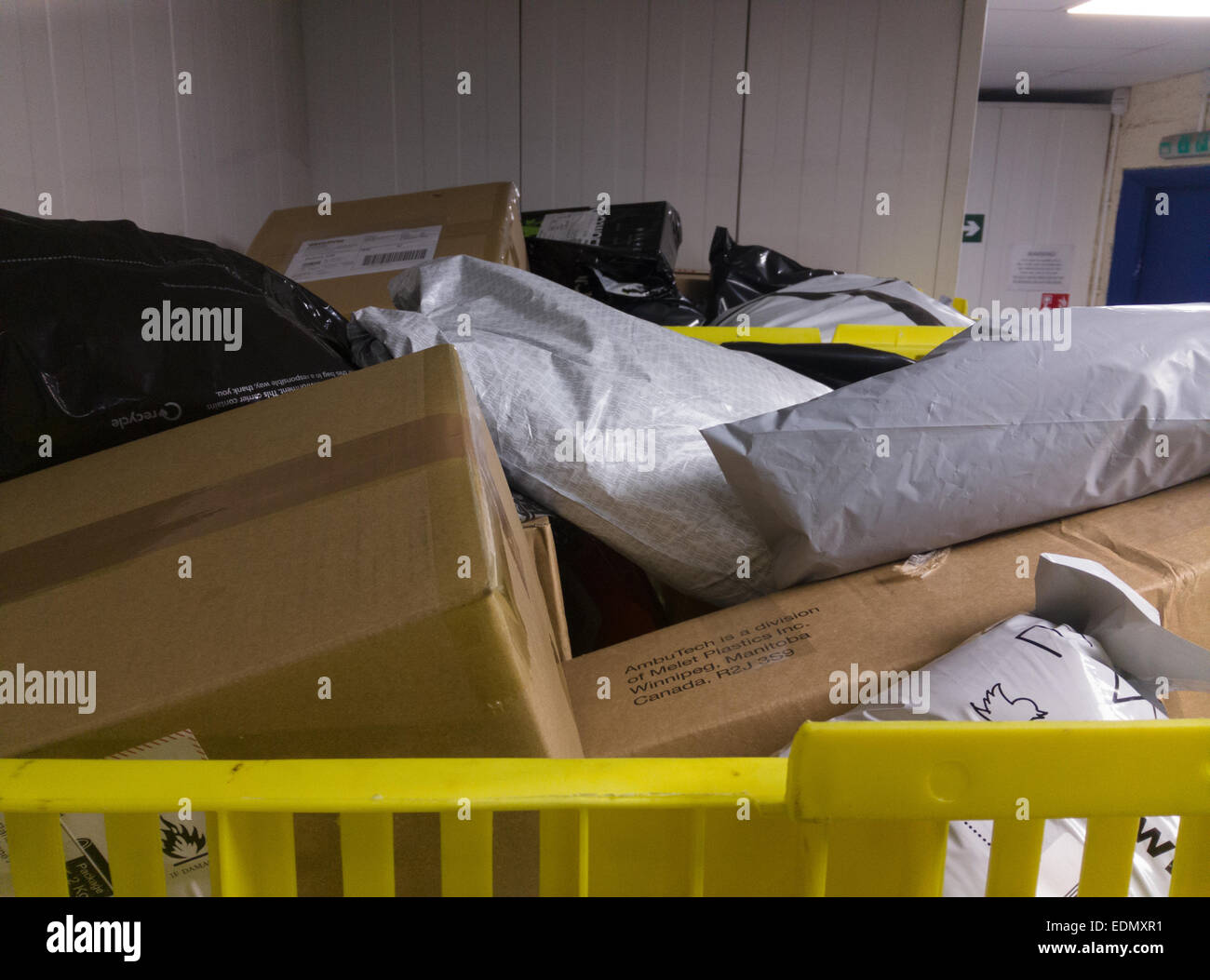 Birmingham, UK. 07Th Jan, 2015. H&M paquets mélangés avec les jetés de commandes client dans une unité de stockage public de Birmingham, Royaume-Uni. Crédit : Michael Scott/Alamy Live News Banque D'Images