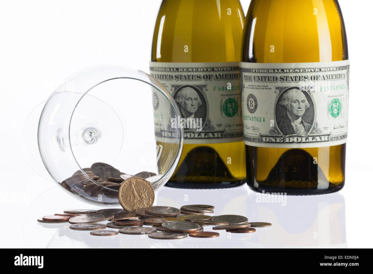 Des bouteilles vides de vin de l'étiquette de dollars sur une table en verre Banque D'Images