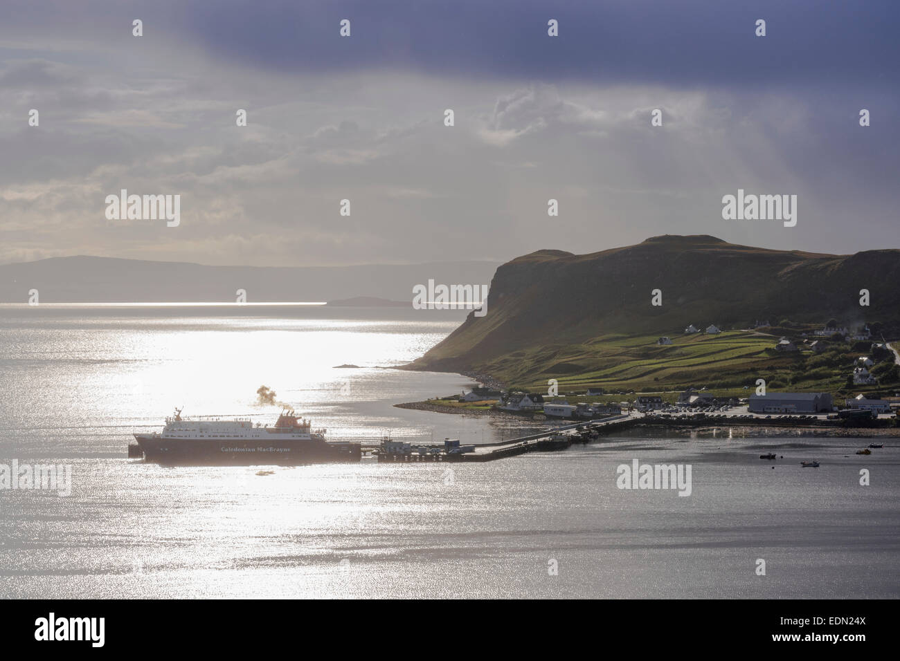 Belle lumière des Hébrides à l'uig skye avec calmac ferry Banque D'Images