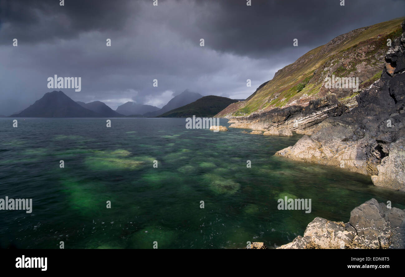 Vue depuis Elgol à Loch scavaig et l'île de Skye cuillins Banque D'Images