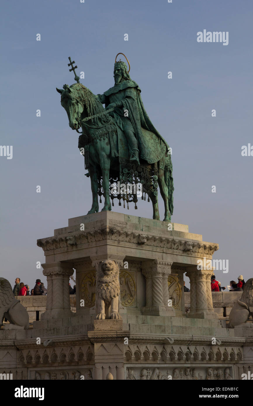 Statue de Saint Étienne, premier roi de Hongrie, se trouve à côté de l'église Matthias sur la colline du Château de Buda, à Budapest, Hongrie Banque D'Images