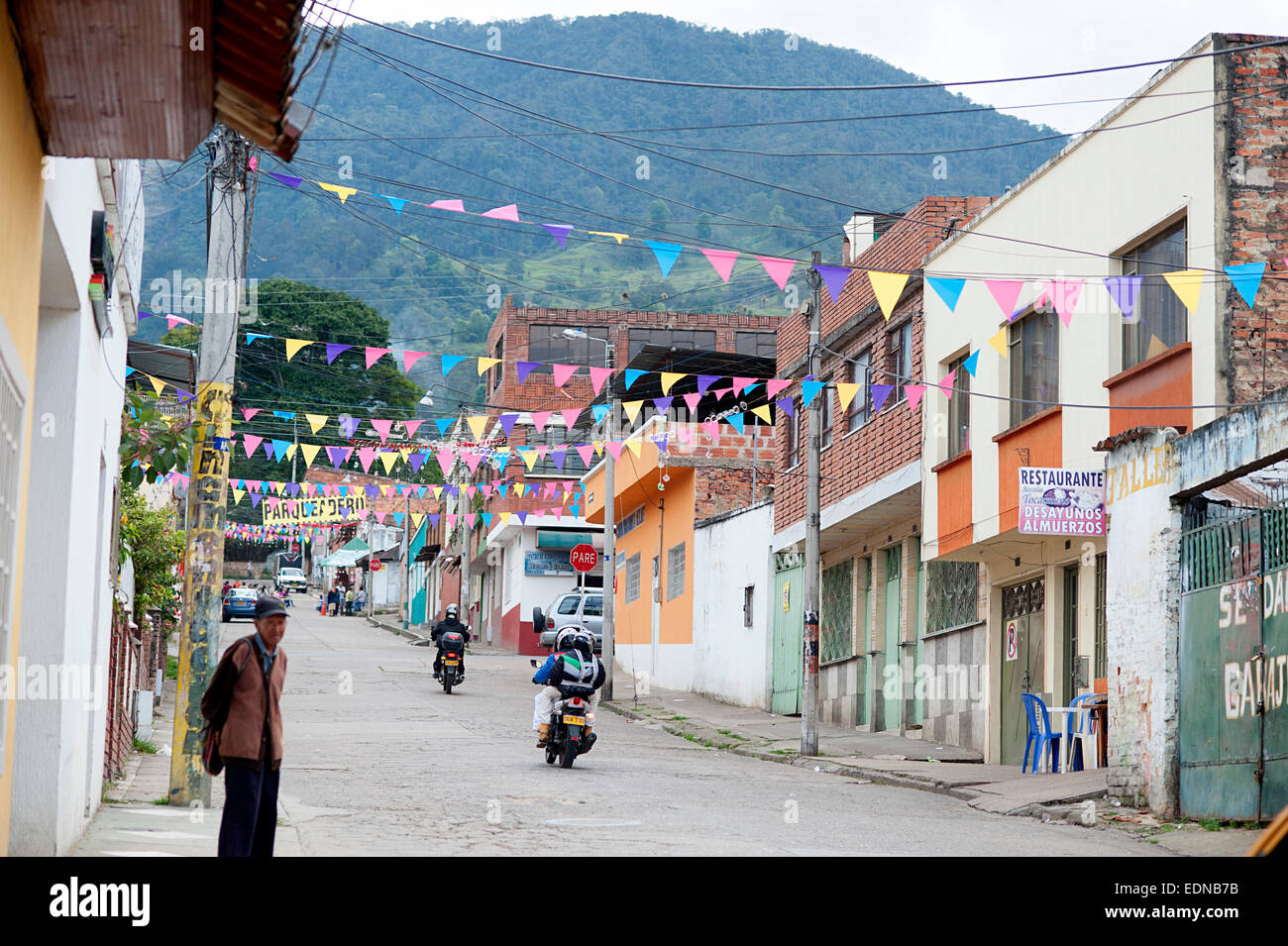 Jour de fête de lignes avant Noël des drapeaux colorés flottant sur la route dans un petit village colombien Fusagasuga. Banque D'Images